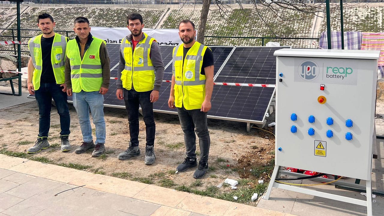YEO, Çadır Kentlere Güneş Enerjili Batarya Sistemi Kurdu